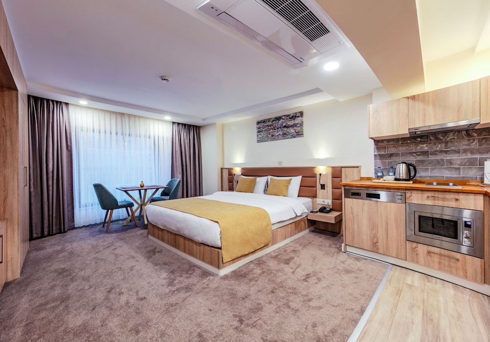 Roys Hotel & Suites 20/50