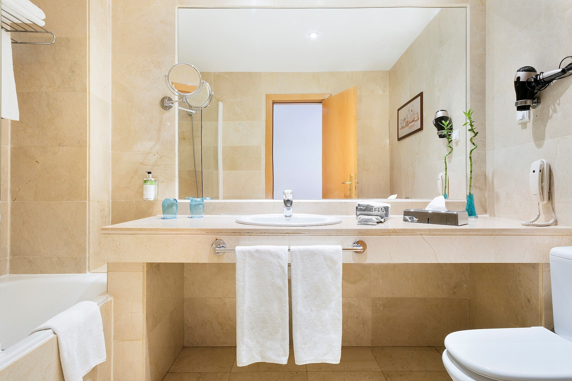 غرفة متصلة عائلية بسرير مزدوج وسريرين منفصلين، Hotel Malaga Alameda Centro Affiliated by Melia 5/5