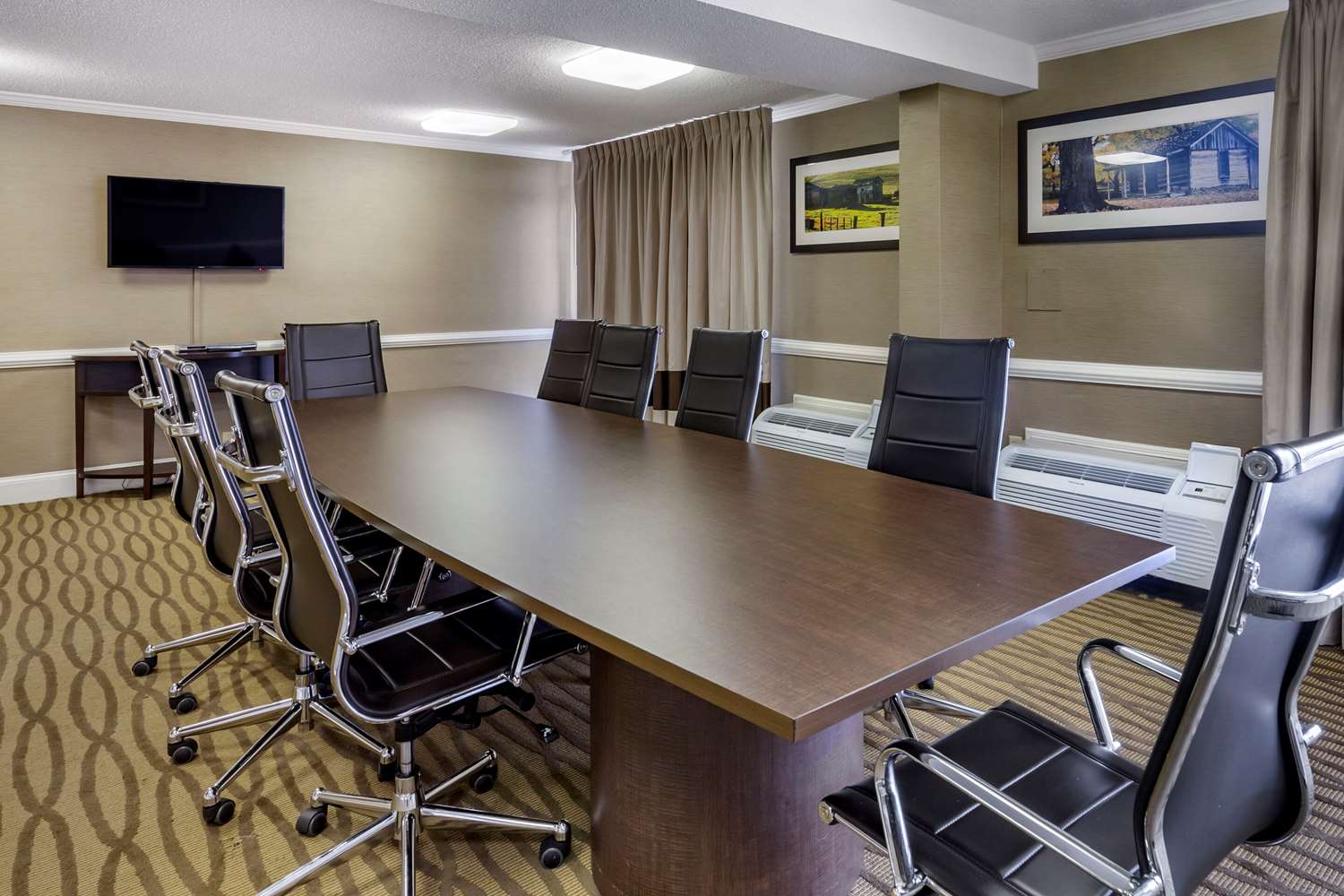 Comfort Inn and Suites Near Danville Mall 28/31