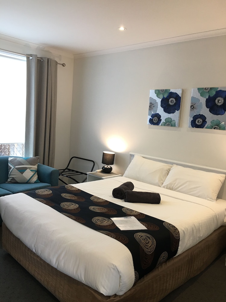 DELUXE, KING BED
