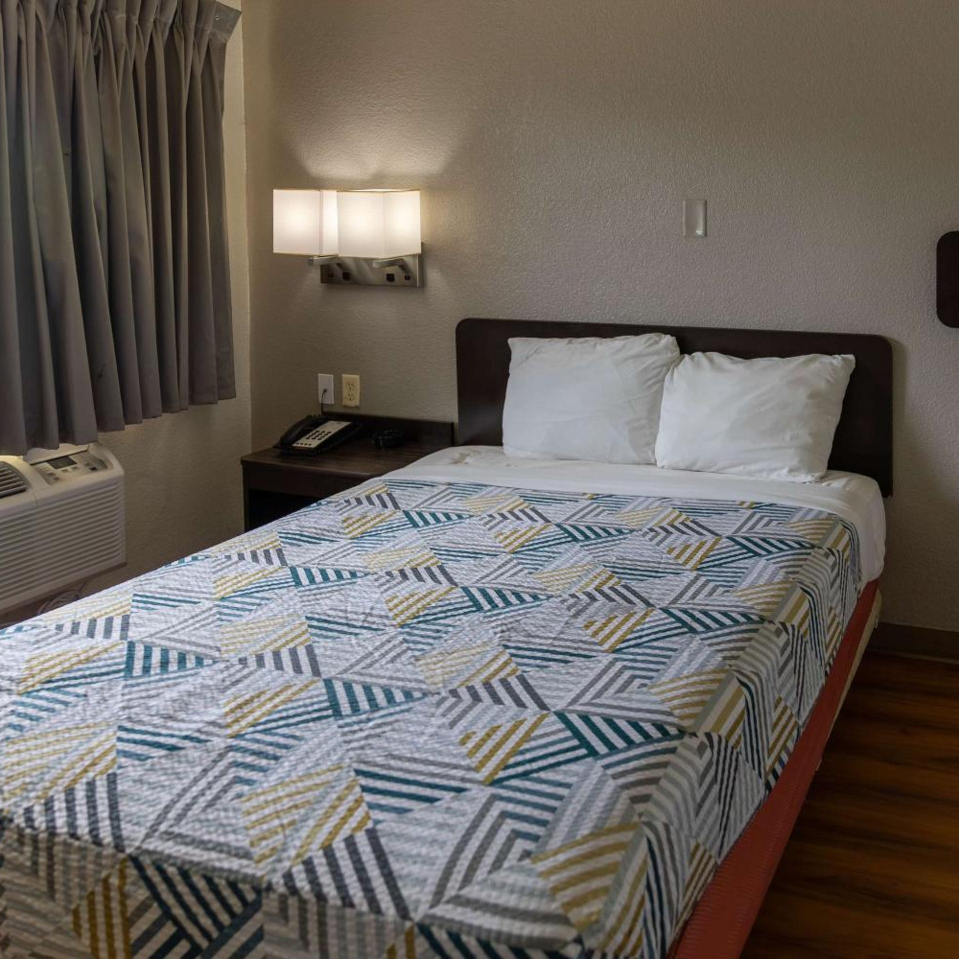 1 Queen Bed - Mobility Access Ri Shwr Nsmk, Motel6 Lufkin, TX 7/10