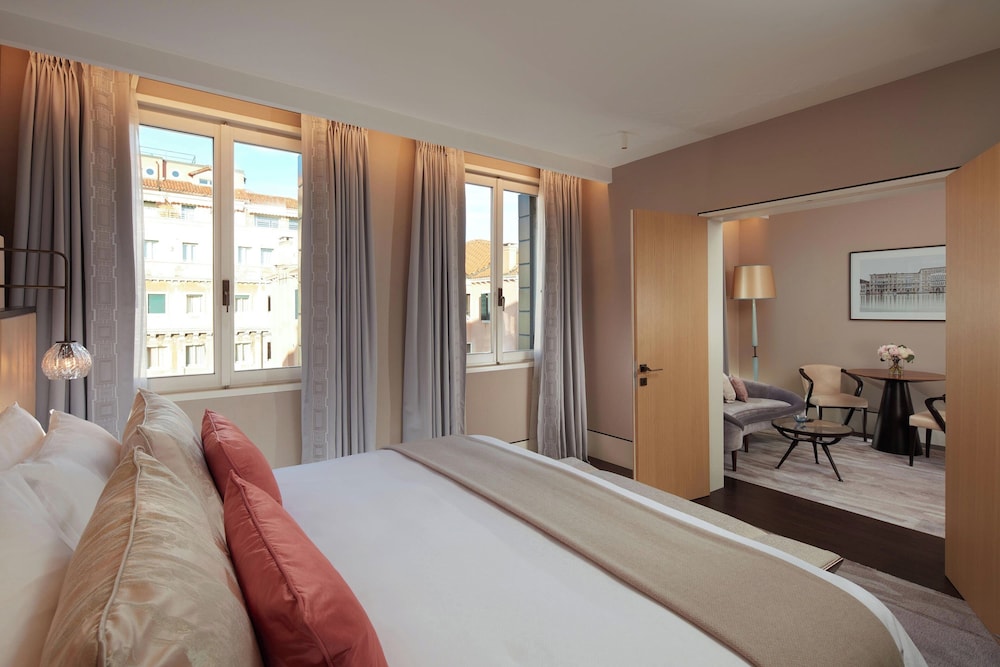 VENETIAN, SUITE