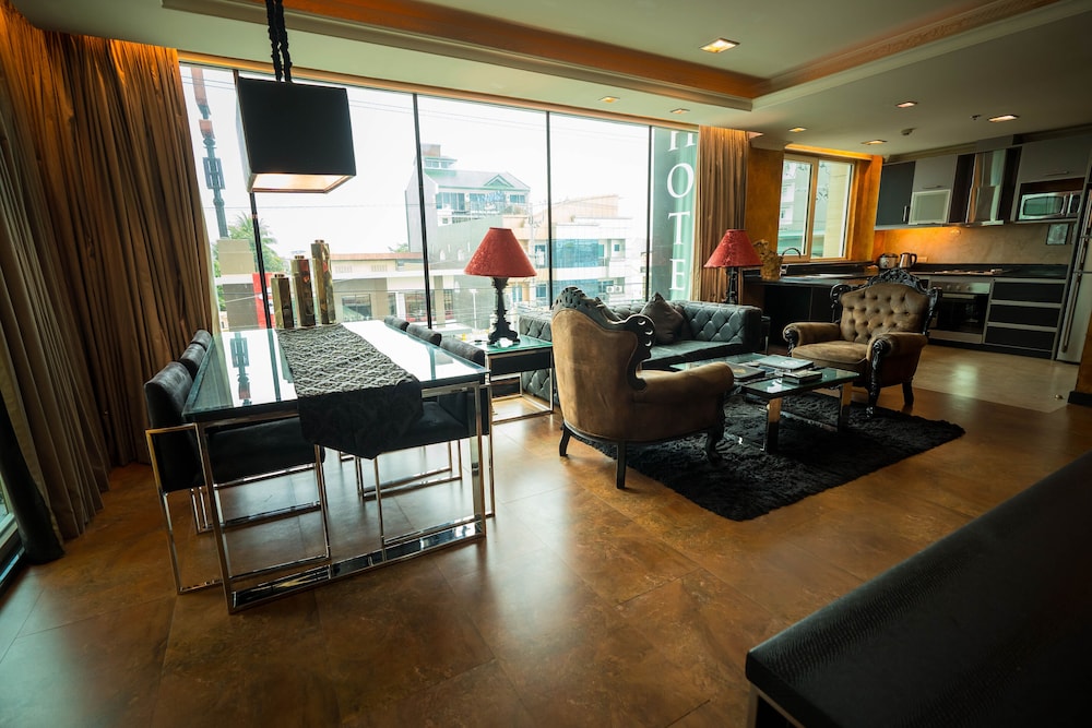 Fields Plaza Suites 45/65