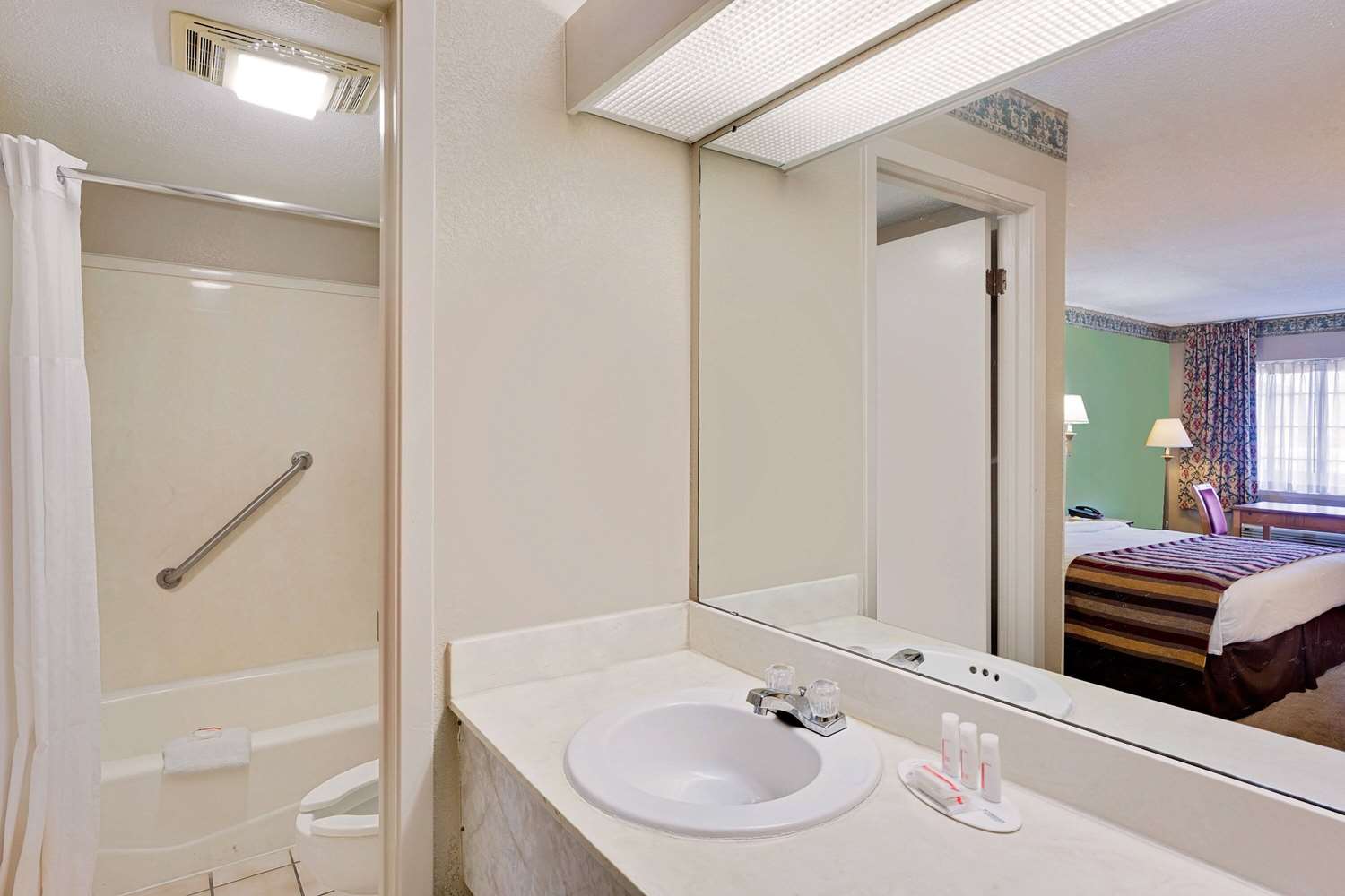 Days Inn & Suites by Wyndham Starkville 4/5