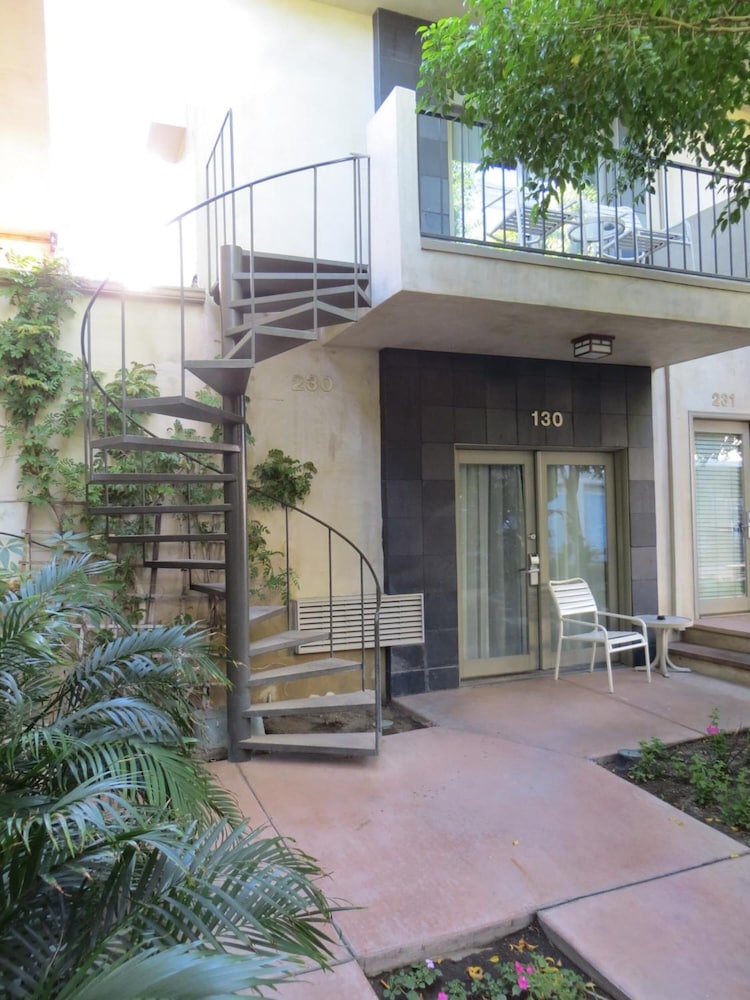 7 Springs Inn Suites 32/60
