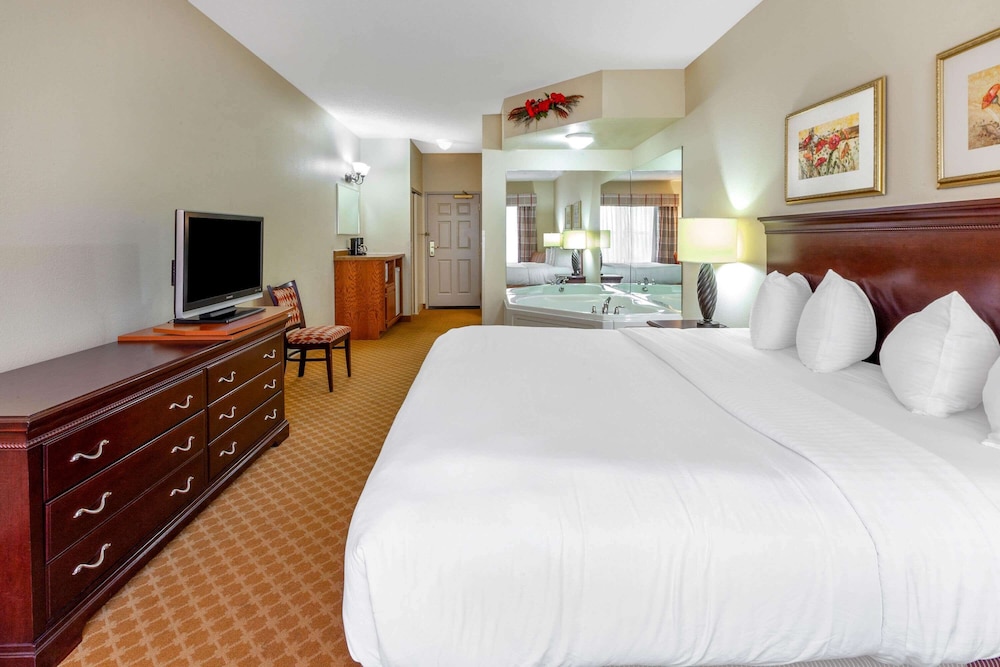 AmericInn by Wyndham Iron Mountain 19/51