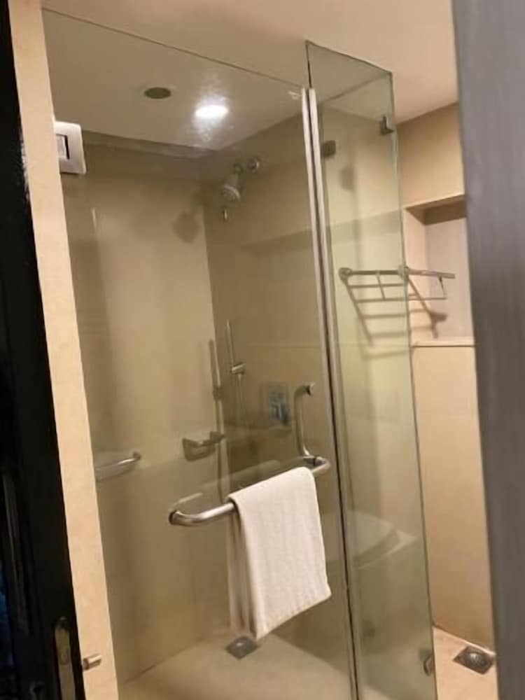 Ebony Boutique Hotel 49/50