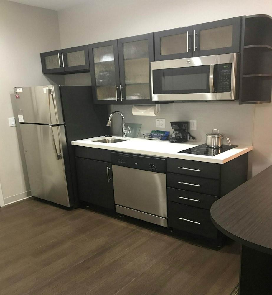 CANDLEWOOD SUITES KANSAS CITY - INDEPENDENCE 24/63
