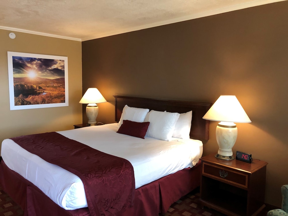 Days Inn & Suites by Wyndham Logan 12/37