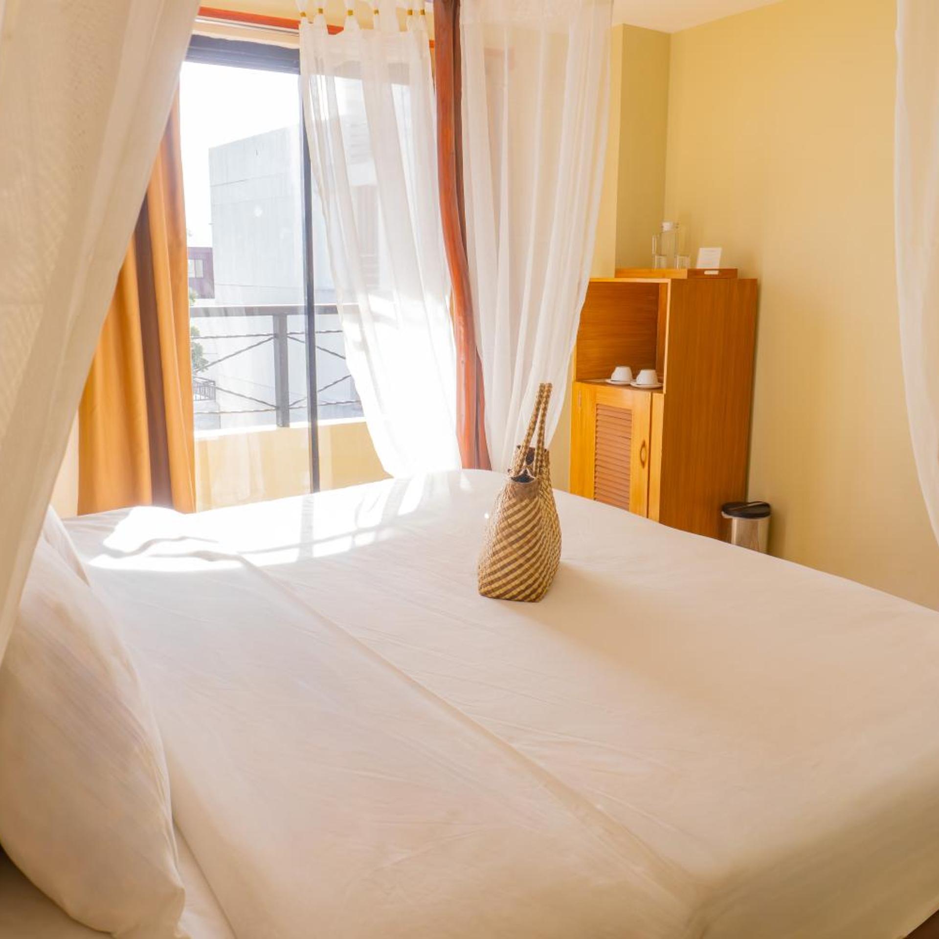 ROOM, KING BED, BALCONY