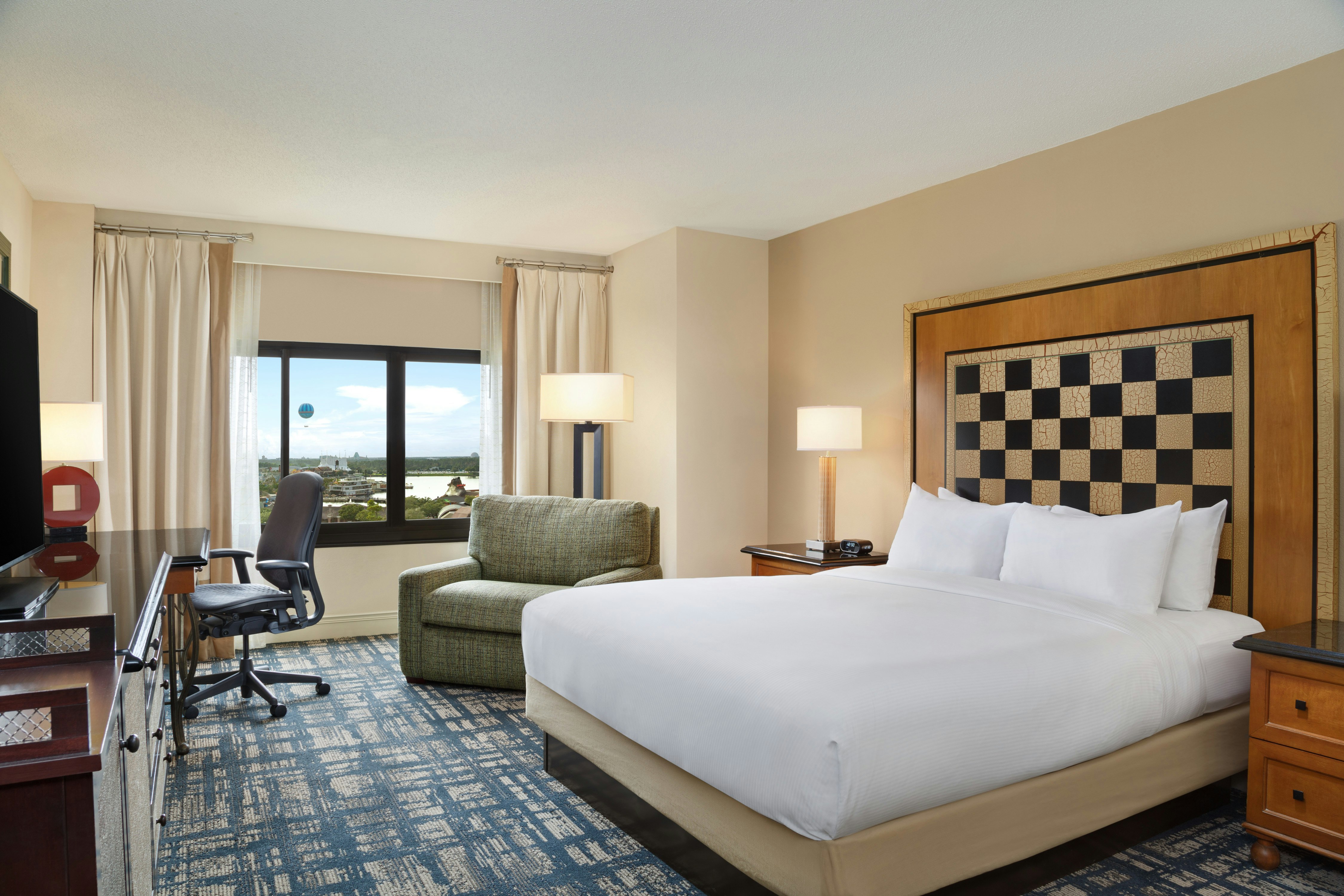 ROOM, KING BED, DISNEY SPRINGS VIEW