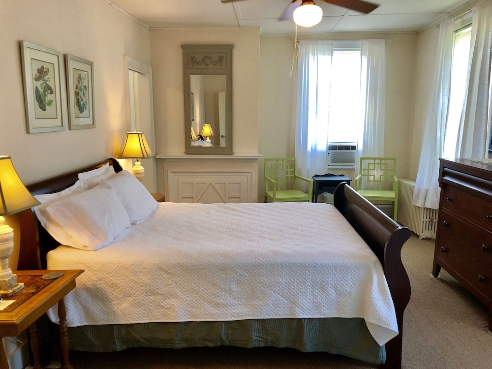 Rogues Harbor Inn 12/50