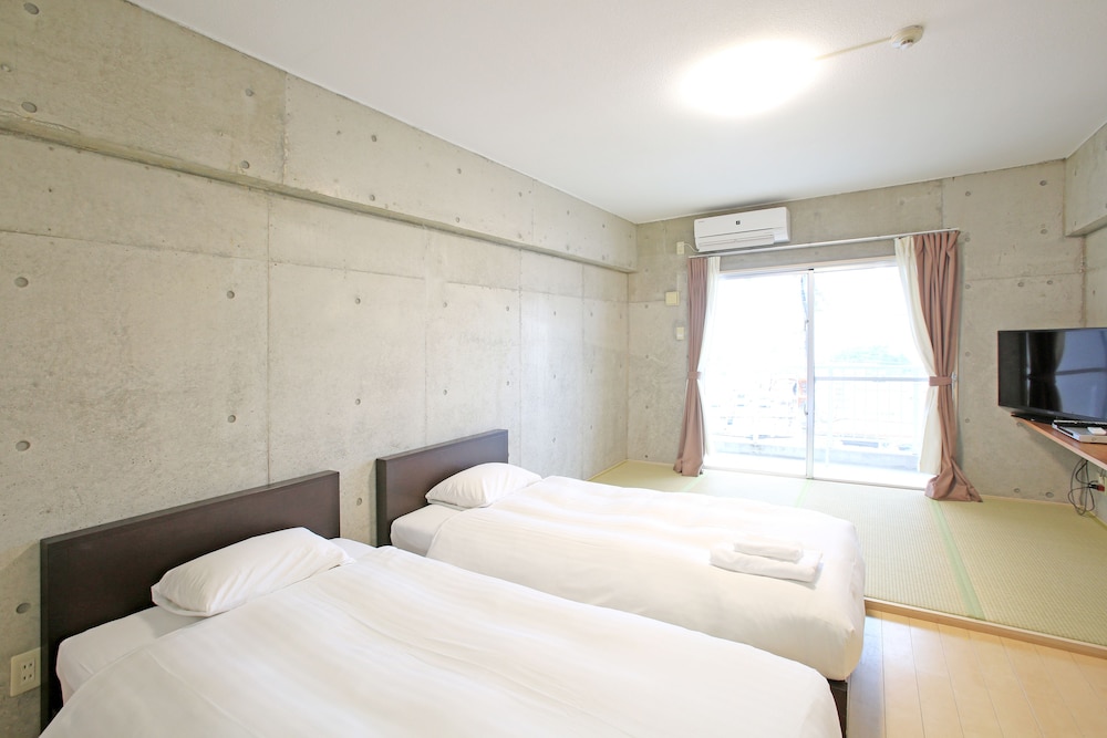BASIC, TWIN BEDS, KITCHENETTE