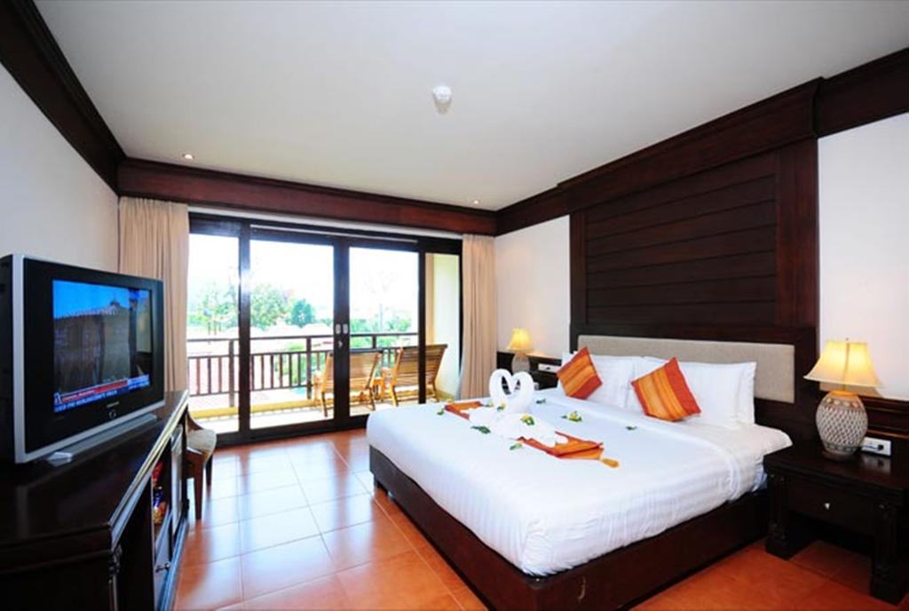 GRAND DELUXE POOL VIEW ROOM