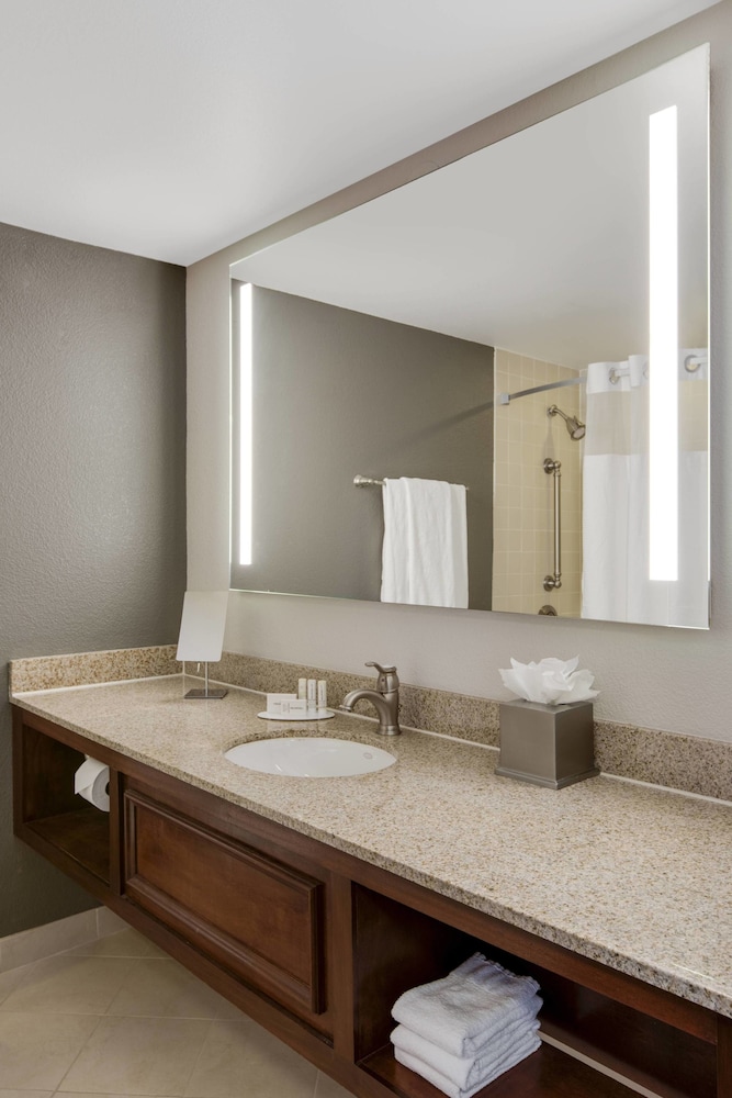 COURTYARD BY MARRIOTT LOGAN AIRPORT 8/49