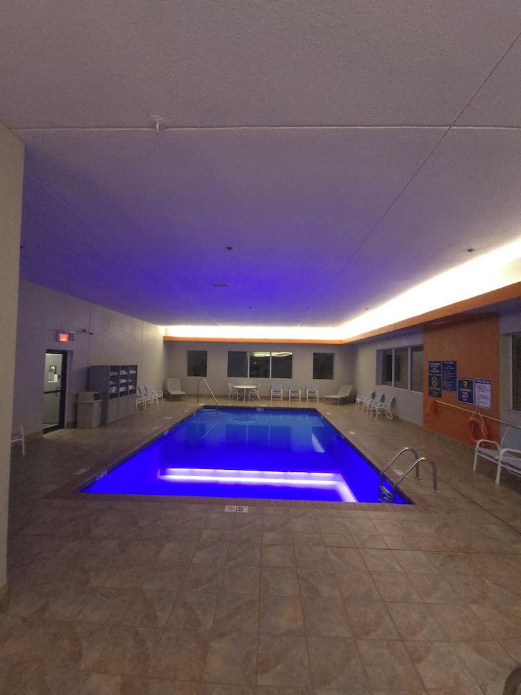Reston Inn & Suites 23/50