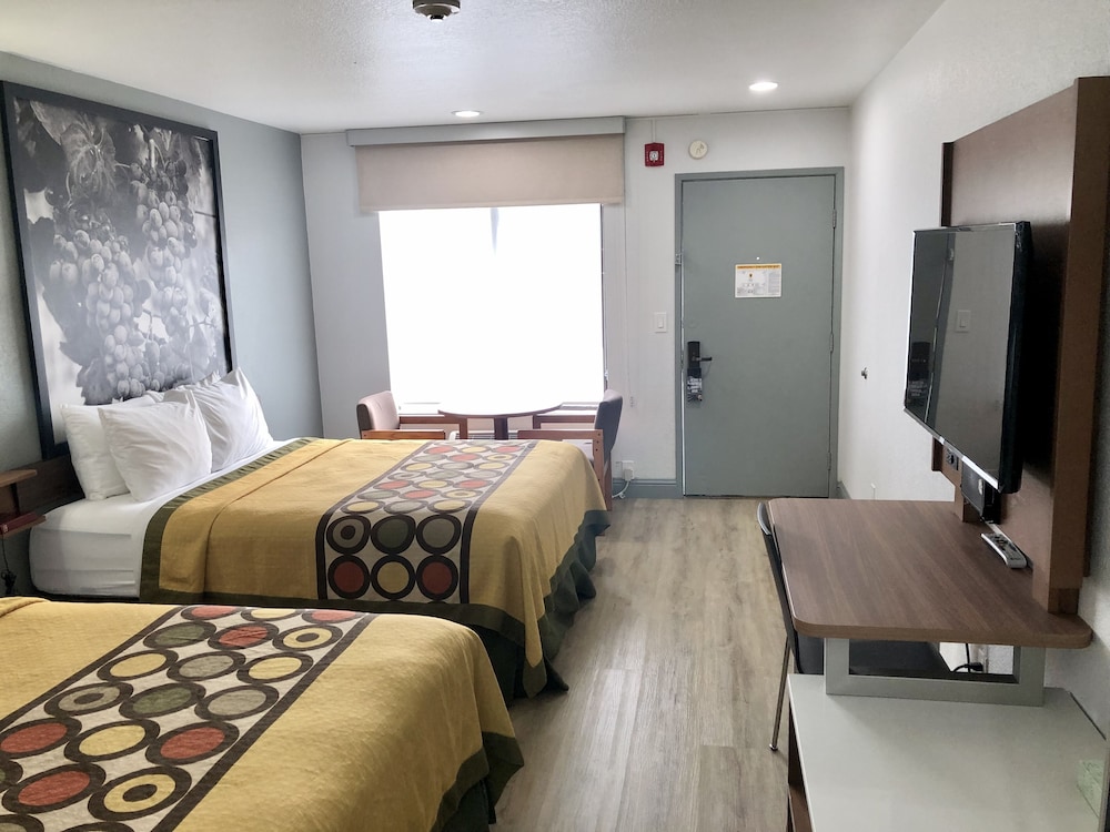 غرفة قياسية بسريرين كوين، Super 8 by Wyndham Fort Bragg 2/10
