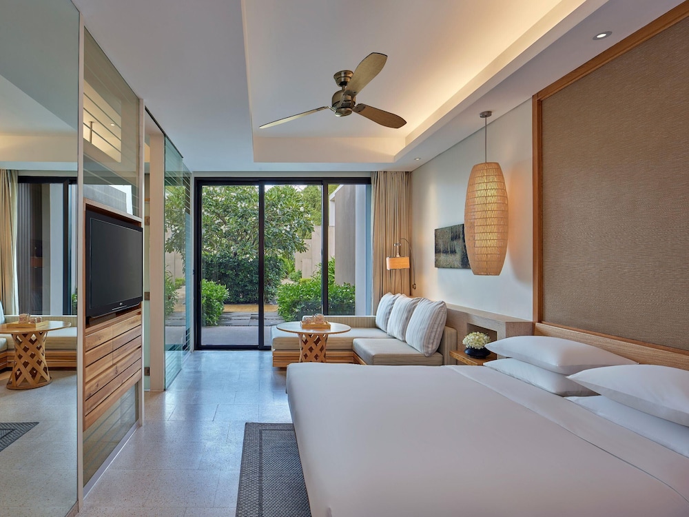ROOM, KING BED
