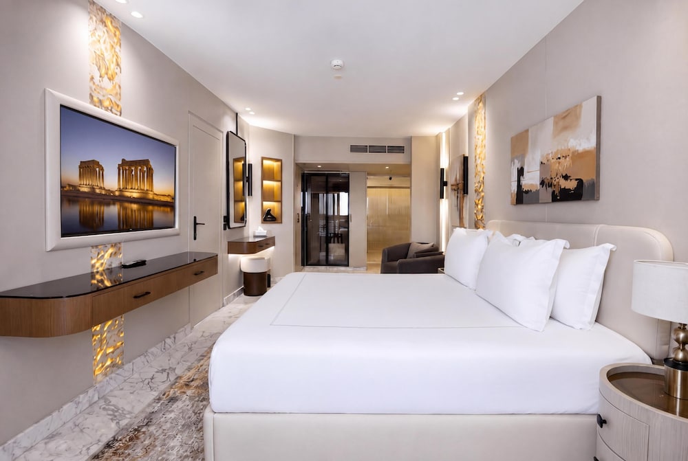 Elite, Suite, King Bed, City Side, River View