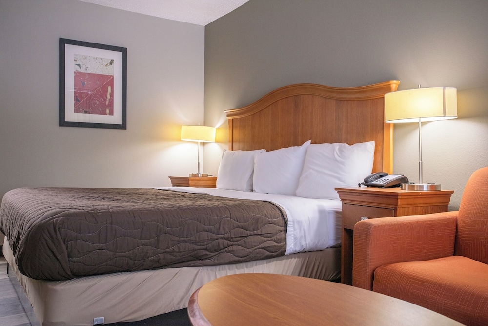 Family Suite-King Bed & Pull-Out Sofa Smoking