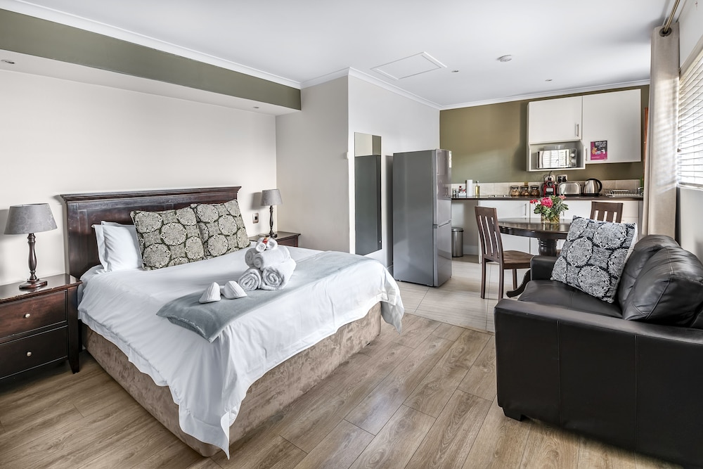 EXECUTIVE, STUDIO, QUEEN BED, KITCHENETTE, COURTYARD AREA