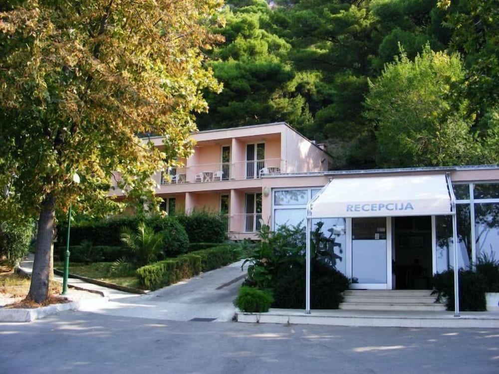 BRZET HOTEL OMIS 5/50