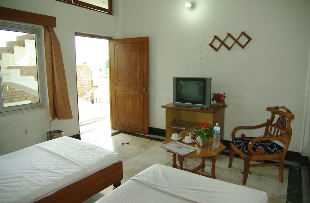 Semi Deluxe, Twin Beds