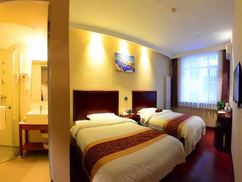 ROOM, TWIN BEDS, NO WINDOW