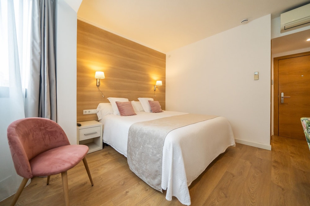 Hostal Menurka 21/50