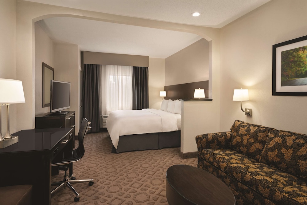Radisson Hotel and Conference Center Rockford 8/57