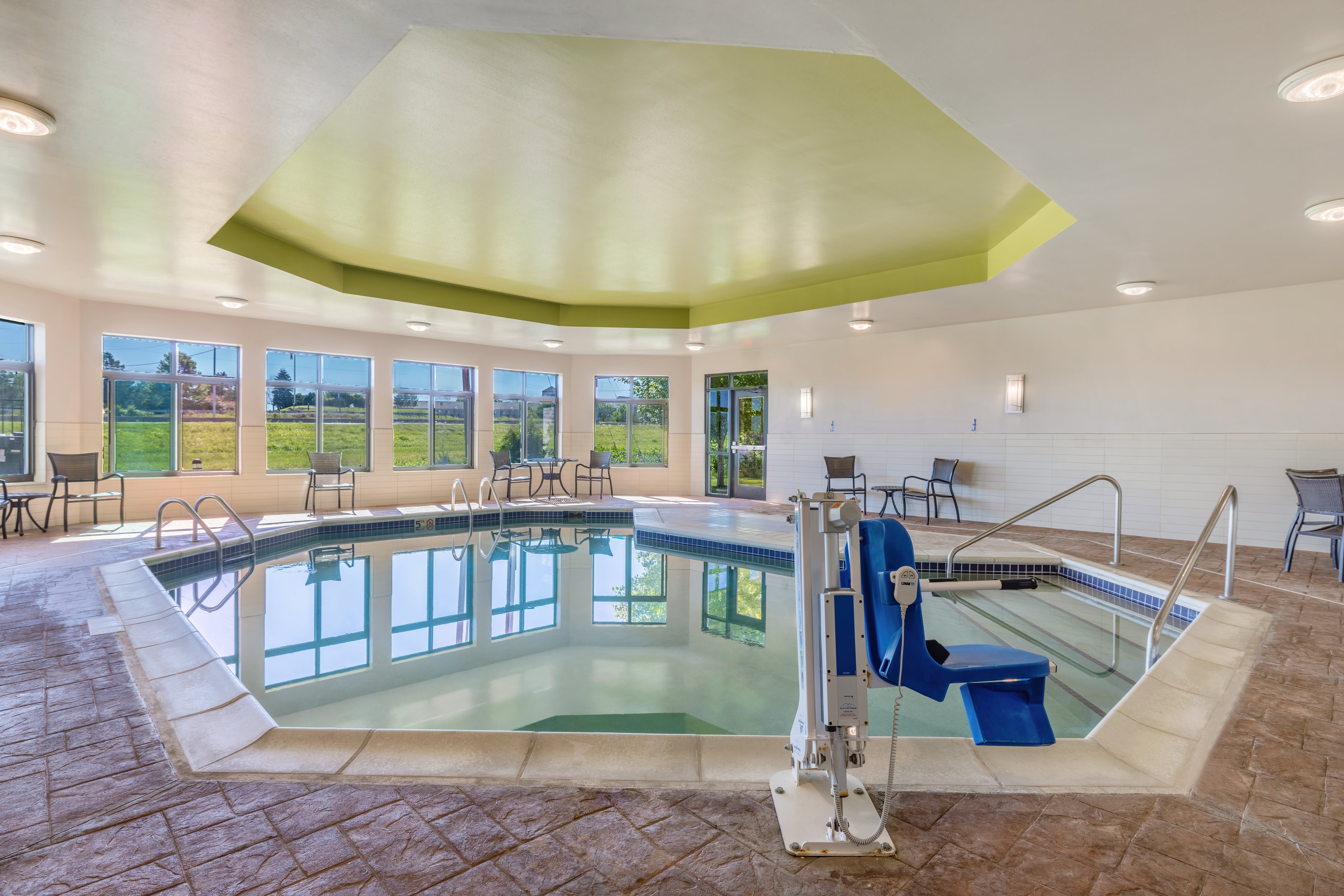 Holiday Inn Express Hotel Suites Kansas City Airport 36/72