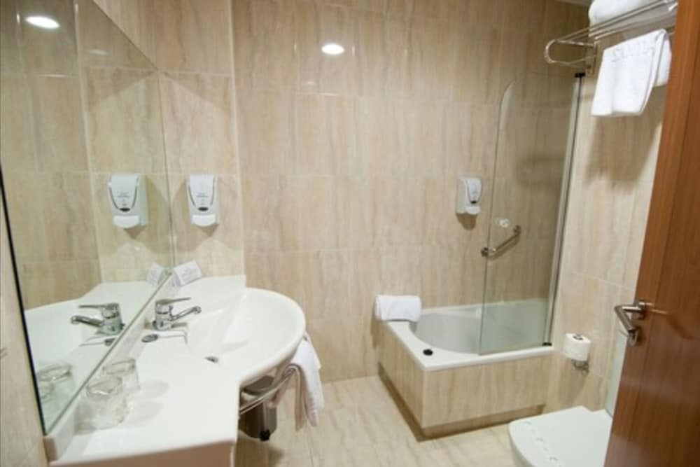 Hotel Santiago Leon 7/50
