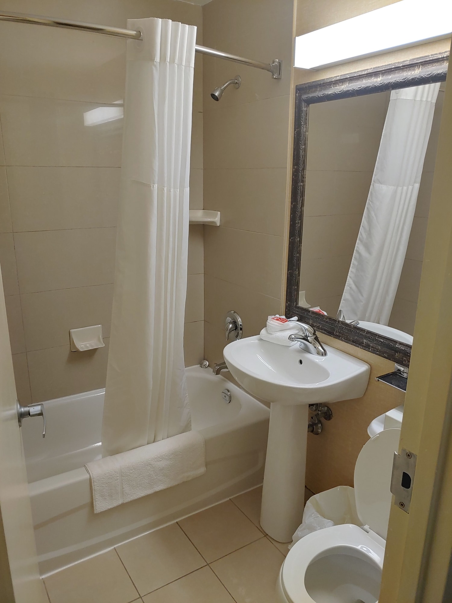 غرفة قياسية بسريرين كوين، Econo Lodge City Centre Kingston 10/10