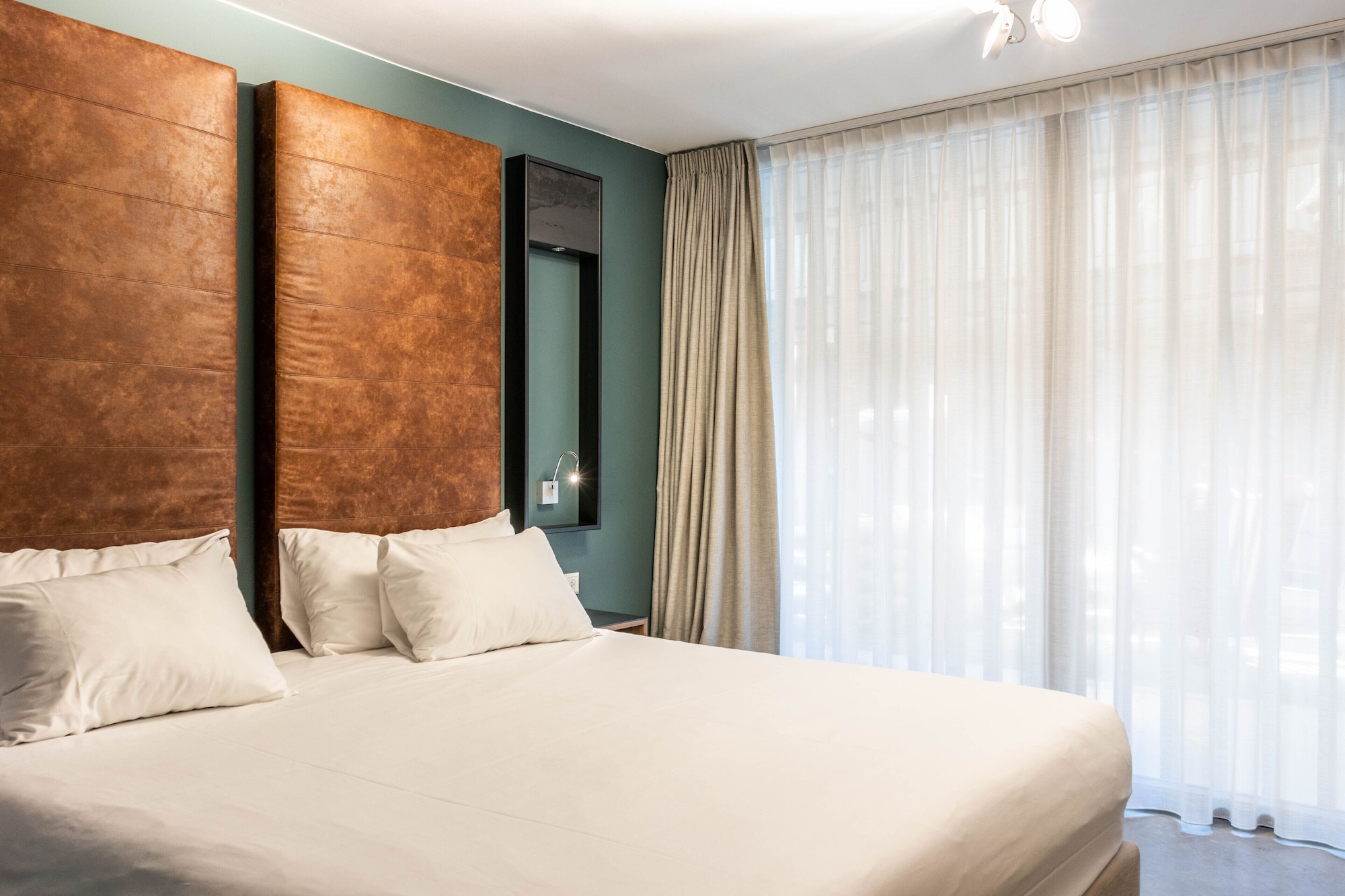 ROOM, DOUBLE OR TWIN BED, ATRIUM VIEW