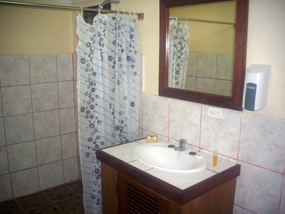Ratu Kini Backpackers & Dive Resort 63/67