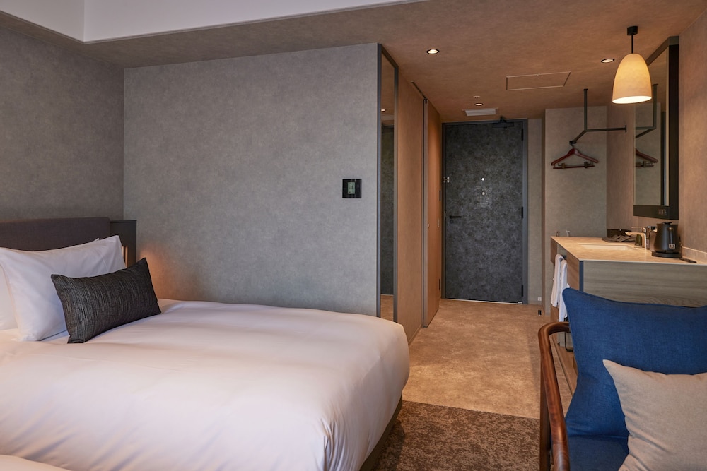 ROOM, TWIN BEDS