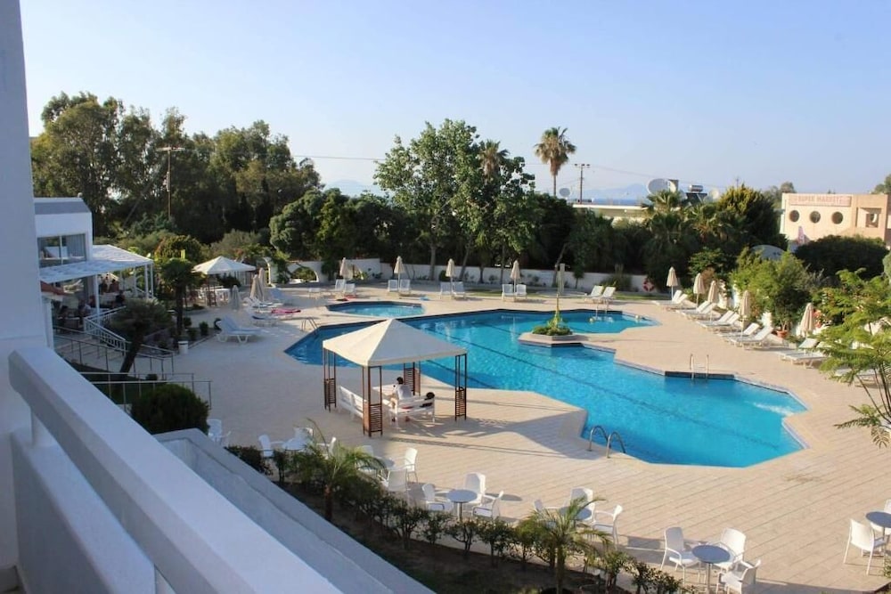 Happy Days Hotel - Adults Only 15/18