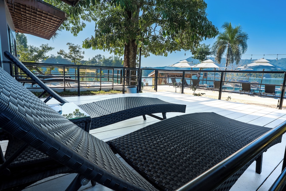 SANCTUARY NAM NGUM BEACH RESORT in VANG VIENG