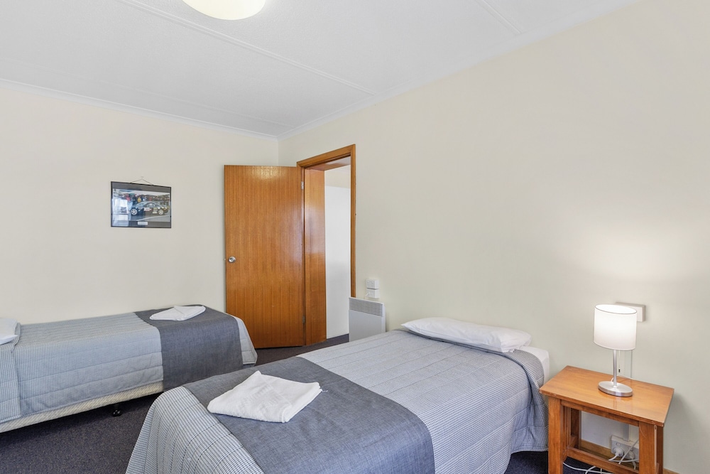 Martin Cash Motel 20/40
