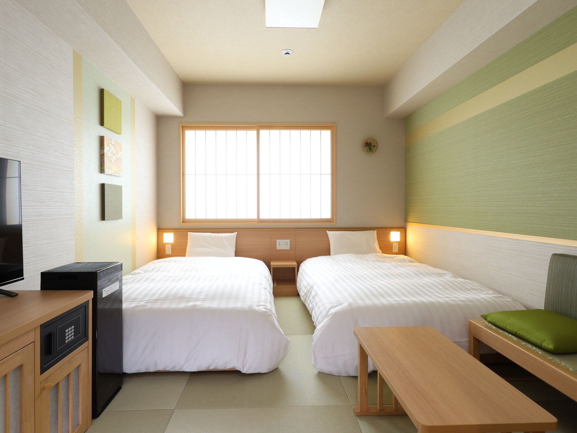 ROOM, TWIN BEDS