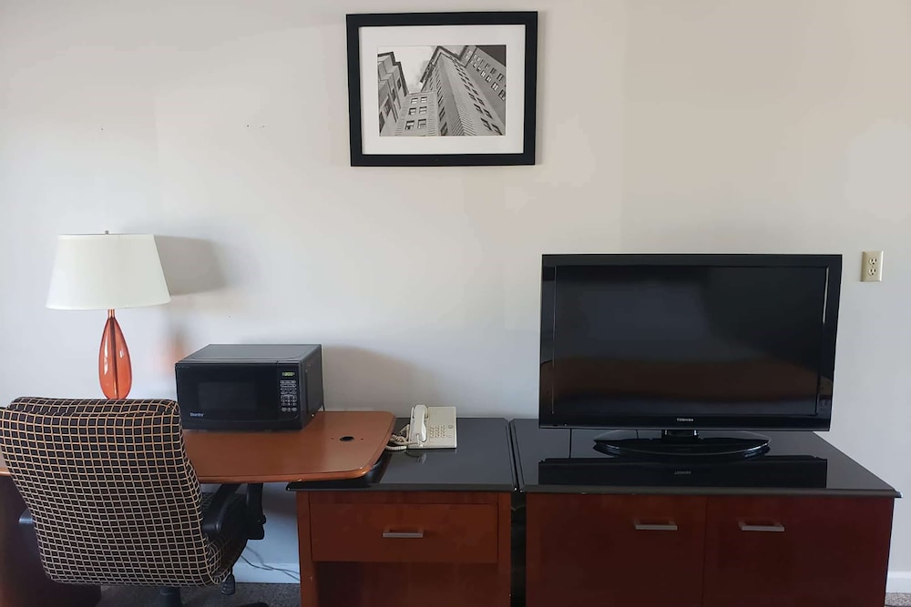 Days Inn Suites By Wyndham St Ignace Lakefront 32/50