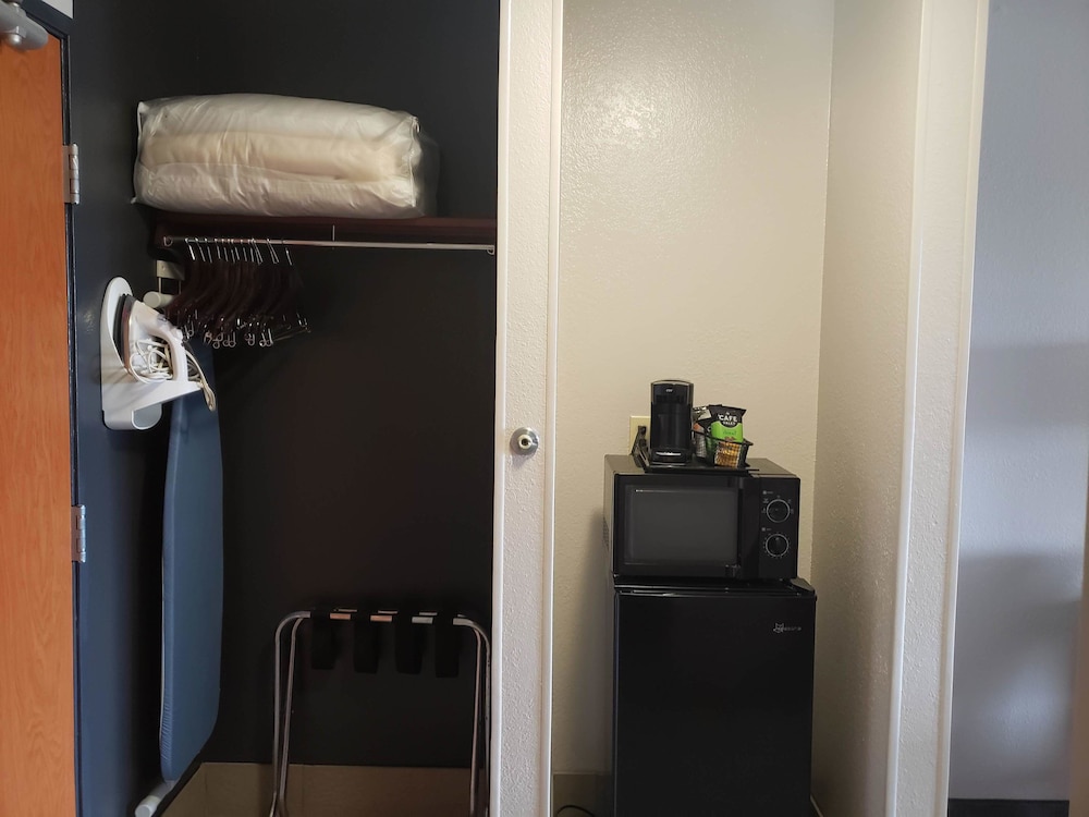 Country Inn & Suites by Radisson, Fairview Heights, IL 16/39