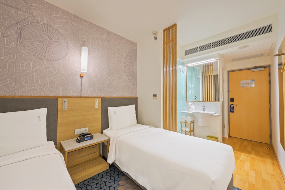 Holiday Inn Express Gurgaon Sector 50 18/49
