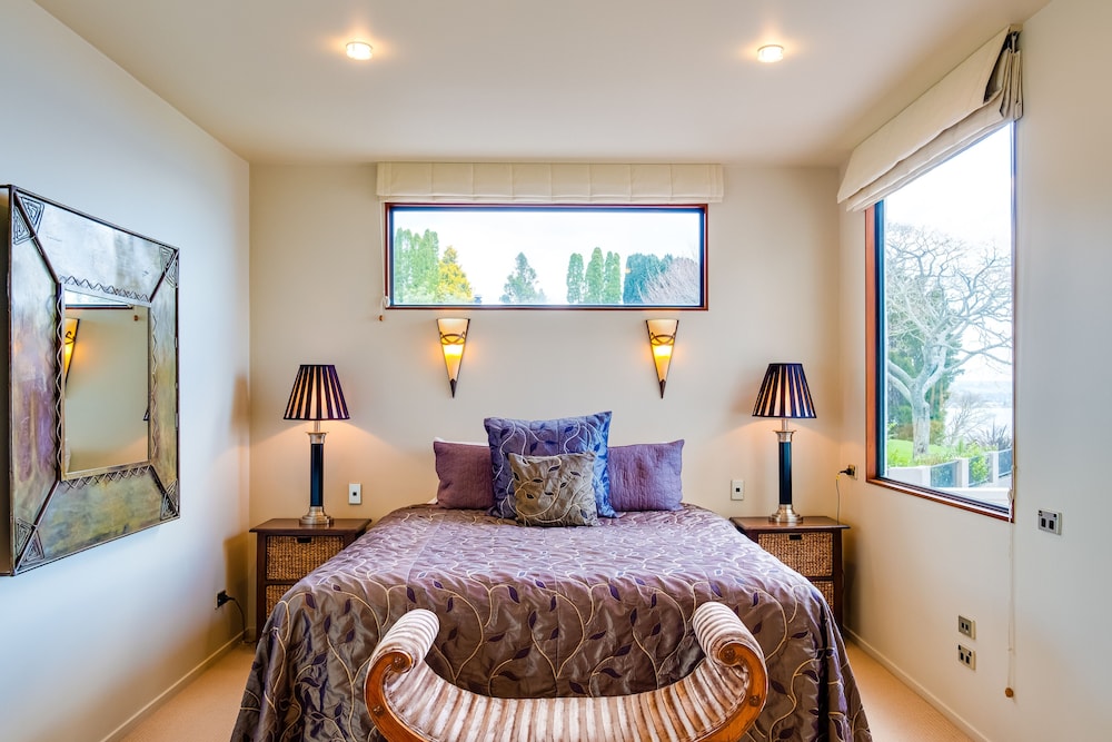 4 BEDROOMS, LAKE, VILLA