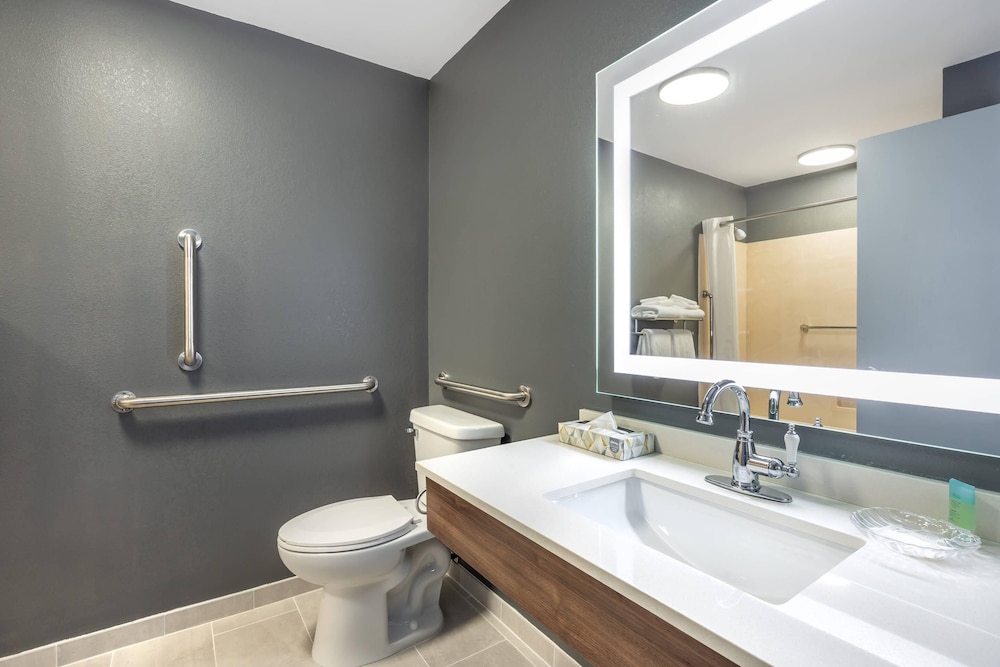 غرفة بسرير كوين لذوي الإعاقة، Suburban Studios Branson On The Strip 7/9