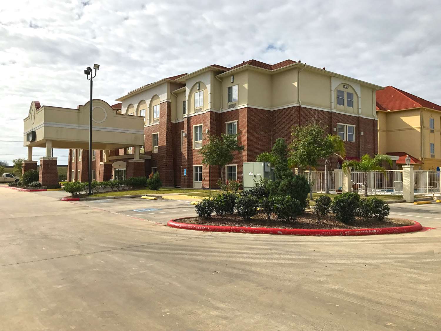 Hawthorn Extended Stay by Wyndham Port Arthur 1/6