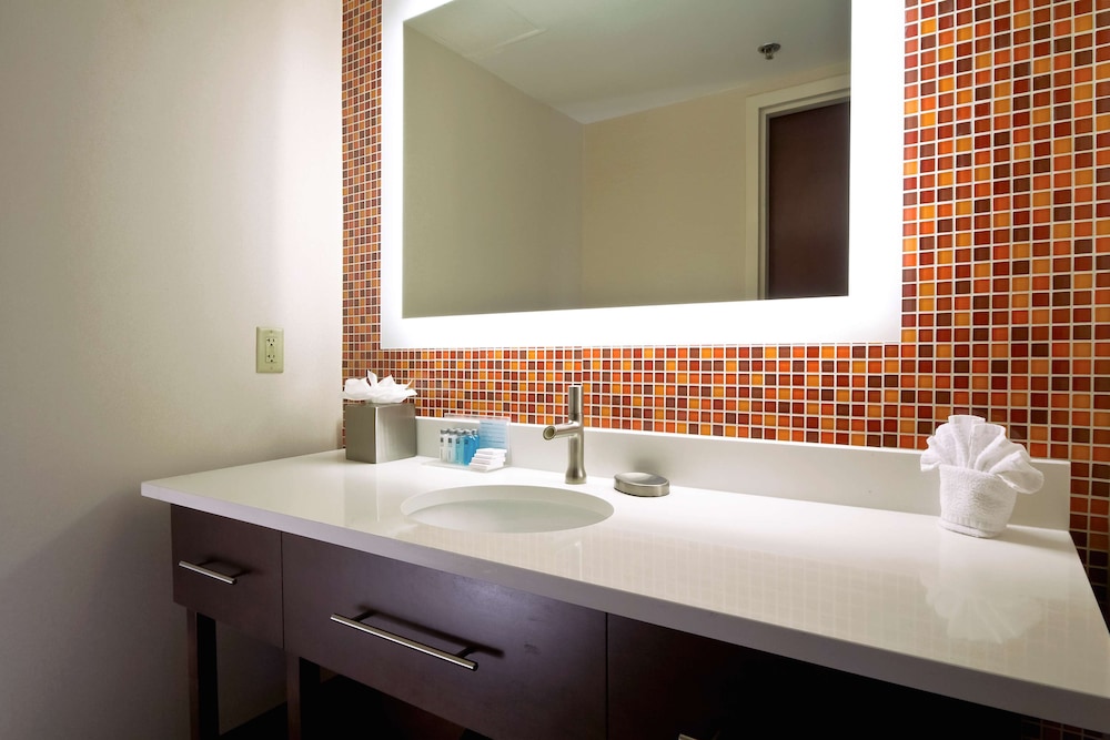 Hampton Inn Suites Columbus Downtown 13/59