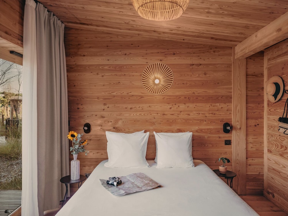 Garden, Queen Bed, Sofa