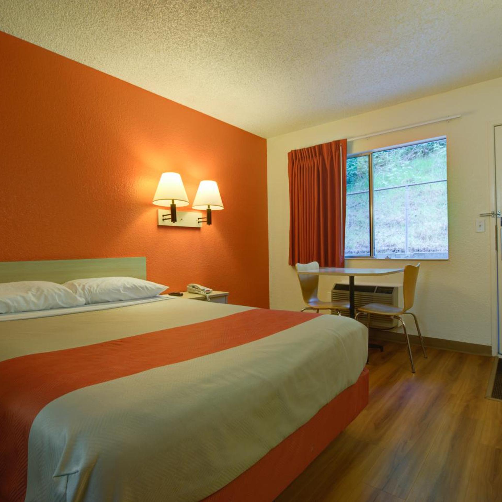 ROOM, QUEEN BED, SMOKING