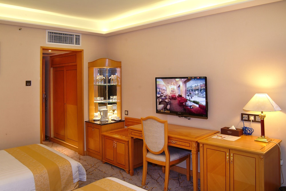 Guangdong Hotel (Sun Yat-sen Memorial Hall Station) 54/73
